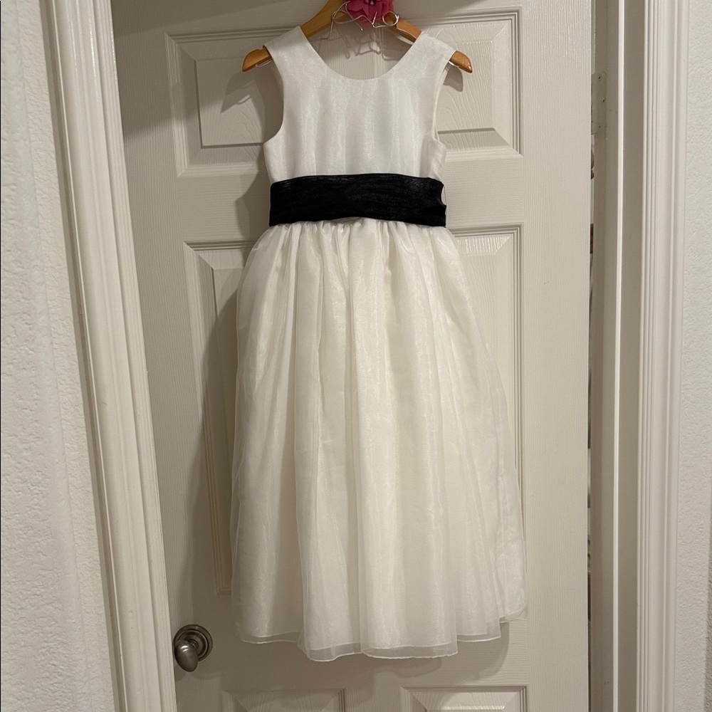 Beautiful girl’s white organza formal dress with black sash, size 6